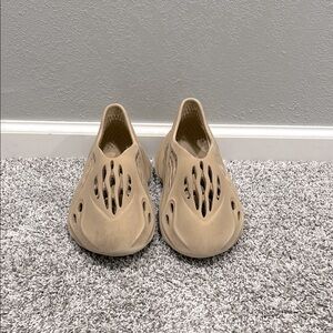 Size 6 boys Yeezy foam runners, fairly good condition, NO box included
